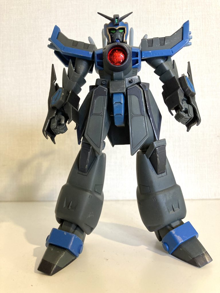 胸の赤いクリアーパーツの裏には、100均のホログラムテープを貼りました。