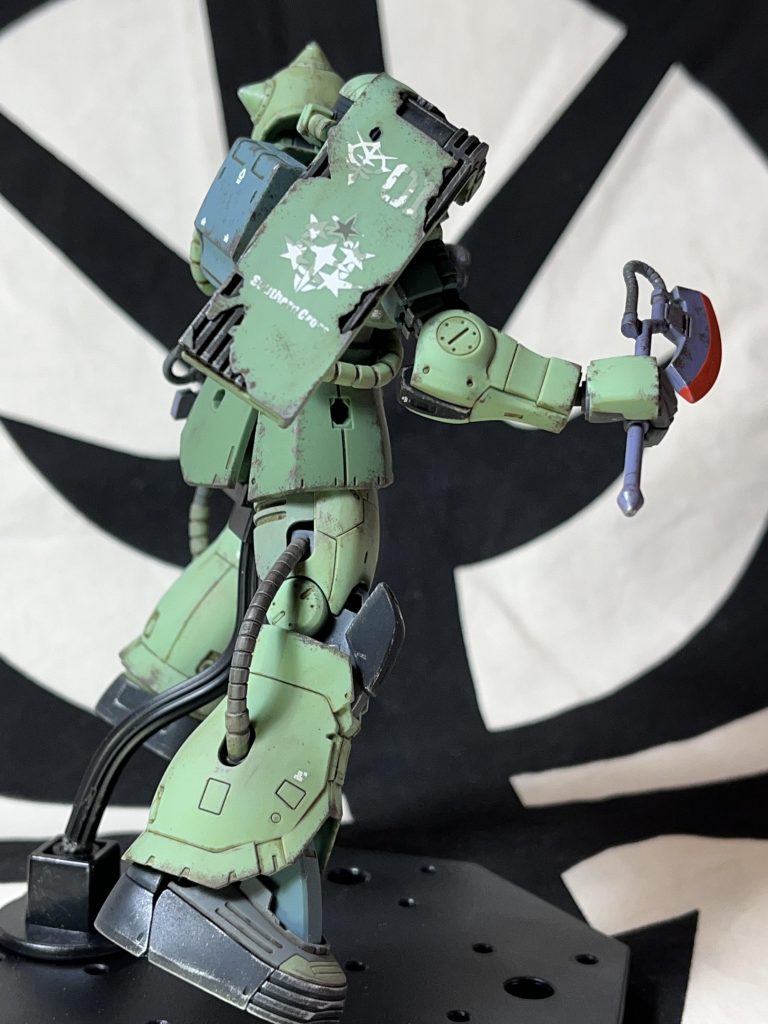 大破したシールドにウェザリングが映えます