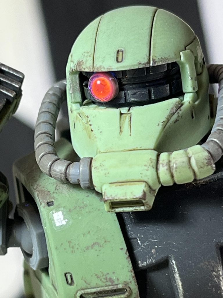 モノアイはコトブキヤの丸ユニットに蛍光レッドを塗り、100均のレジンで作成