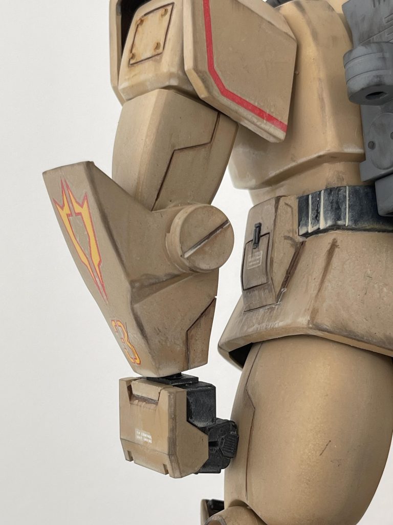 腕や太ももなどにシンプルなクランクのスジボリをいれてます