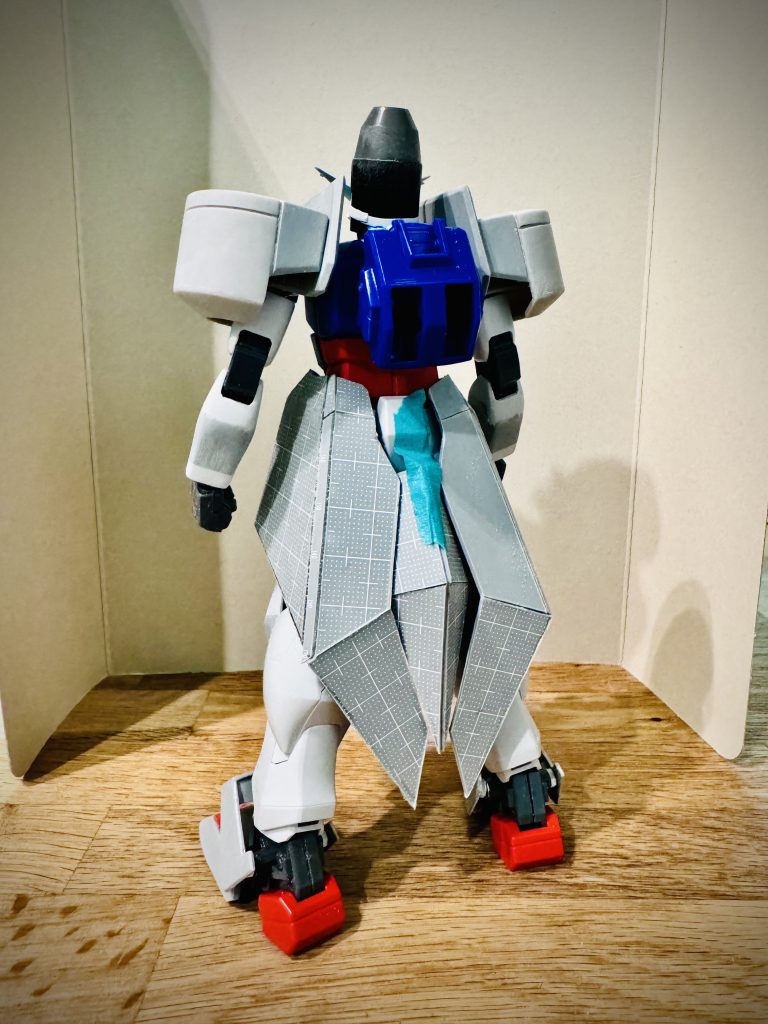 肩アーマーはウェーブGタンクを削ってプラ板足して作りました。3Dプリンターとかないので全部手作りしてます💦あと軽量化のためパテも使わずプラ板で構成してます。軽いパテあるのも知ってるんですが、乾くの待てないんですよね、せっかちなんで😅グレー部分は全てプラ板貼って削ってます(けっきょく軽いのか？)