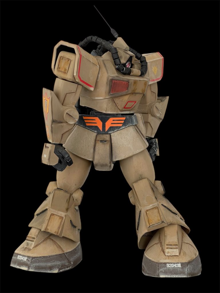 切断した胸と腰の接続ですが、胸パーツ内部にアルミ線を取り付けて、腰パーツの内部中央に開けた穴に上から差し込んでいるだけの簡単構造ですので、腰ひねりも一応可能です