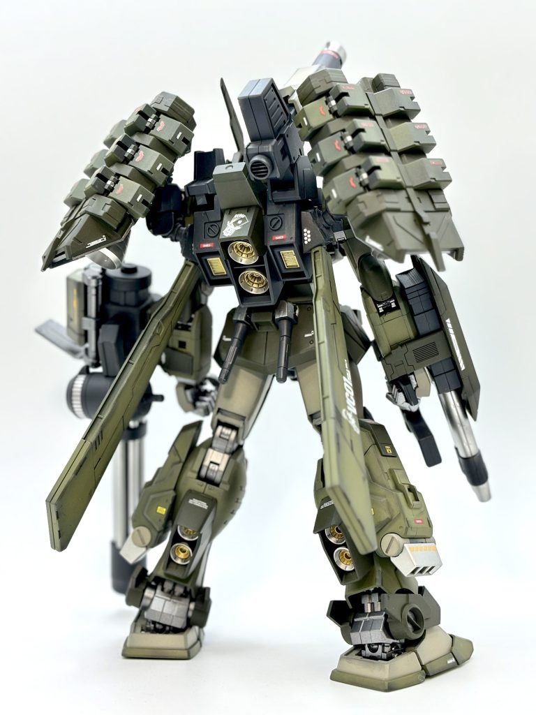 スラスターはパーツ分けされてたのでめちゃくちゃ綺麗に塗れましたー！あと少しだけウェザリングしてみました！