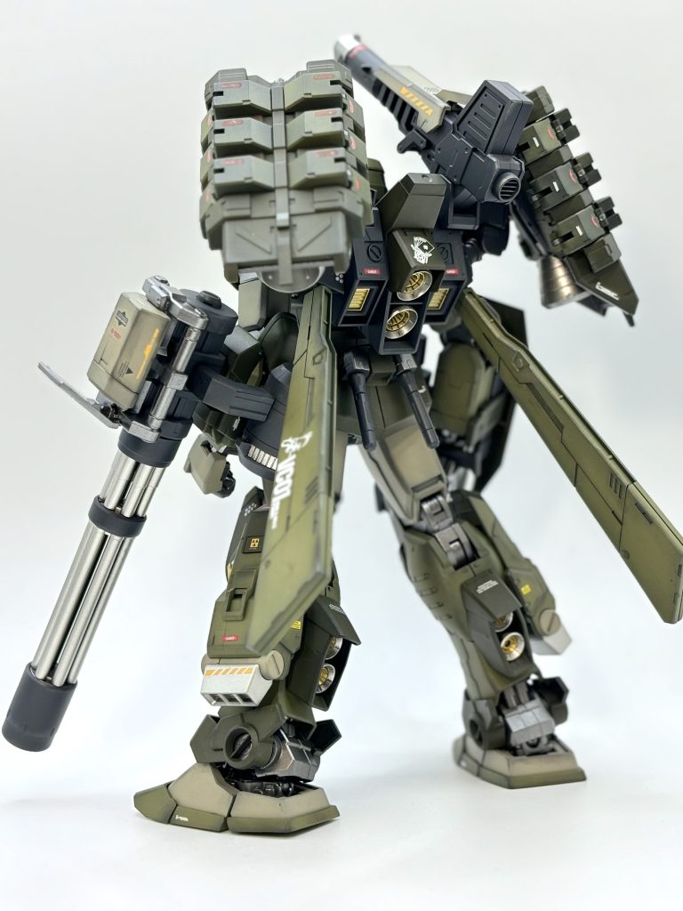 ミサイルコンテナはヘビーアームズイーゲル装備から拝借！なんか似合うかなとw