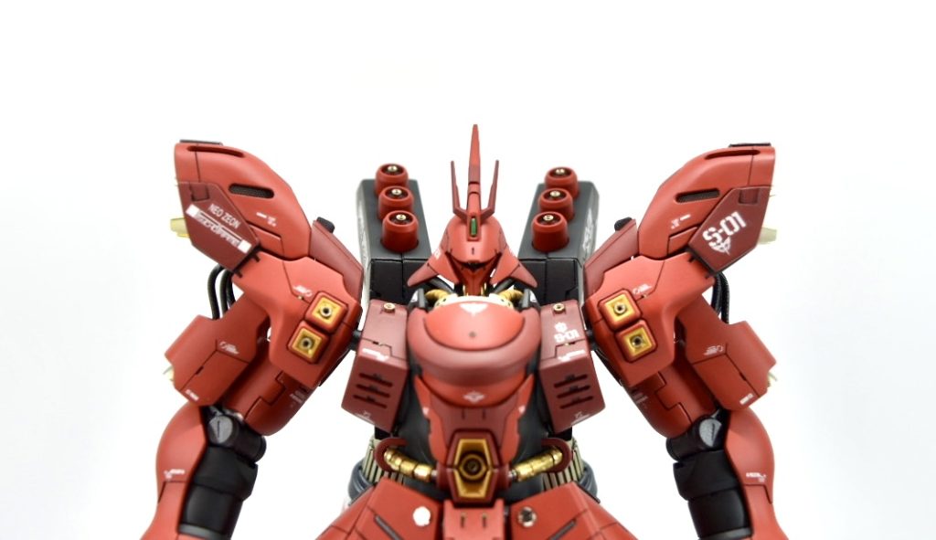 兜を大きくしたので、襟との干渉を考慮して首を延長しました。隙間が出来たので首元にも精密スプリングによるチューブや、真鍮パイプでシリンダーのように加工したものも取り付けてます。また肩のよく分からないモールドは削り落とし、穴を開けて内側に金属メッシュを仕込んでます。