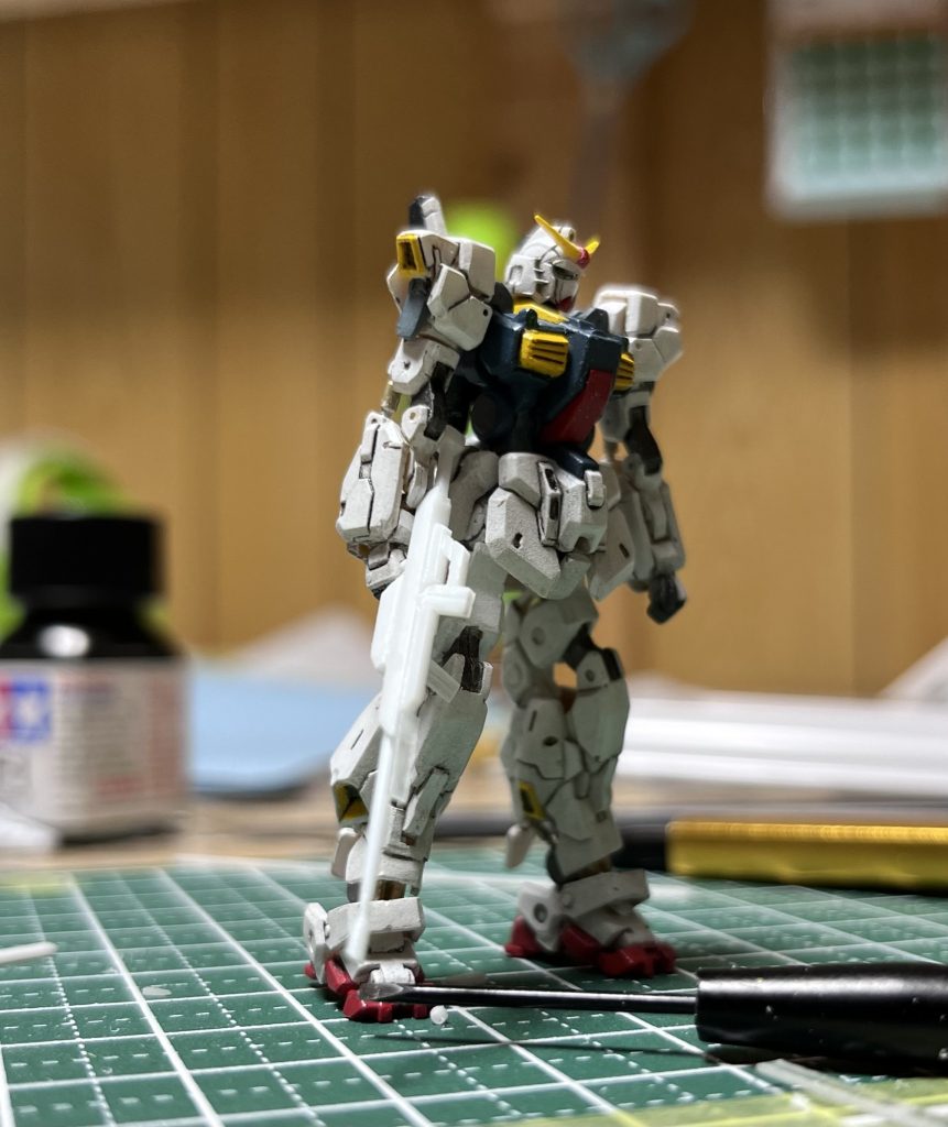 飛行機部分を端折るという決断と並んで、もう一つの決断は、【顔面のへの字は無かったことにする】ということです。頭を爪でつまみながら、どうやってへの字を描こう...。とりあえず、かすかな窪みをガイドに掘ろうか...。やってみました。....無理でした。どうしても脱線してしまいます。このままではミッフィーみたいな口になってしまうと思った瞬間に閃きました。 「無かったことにしよう!!」アタシ、凄く冴えてると思いました。