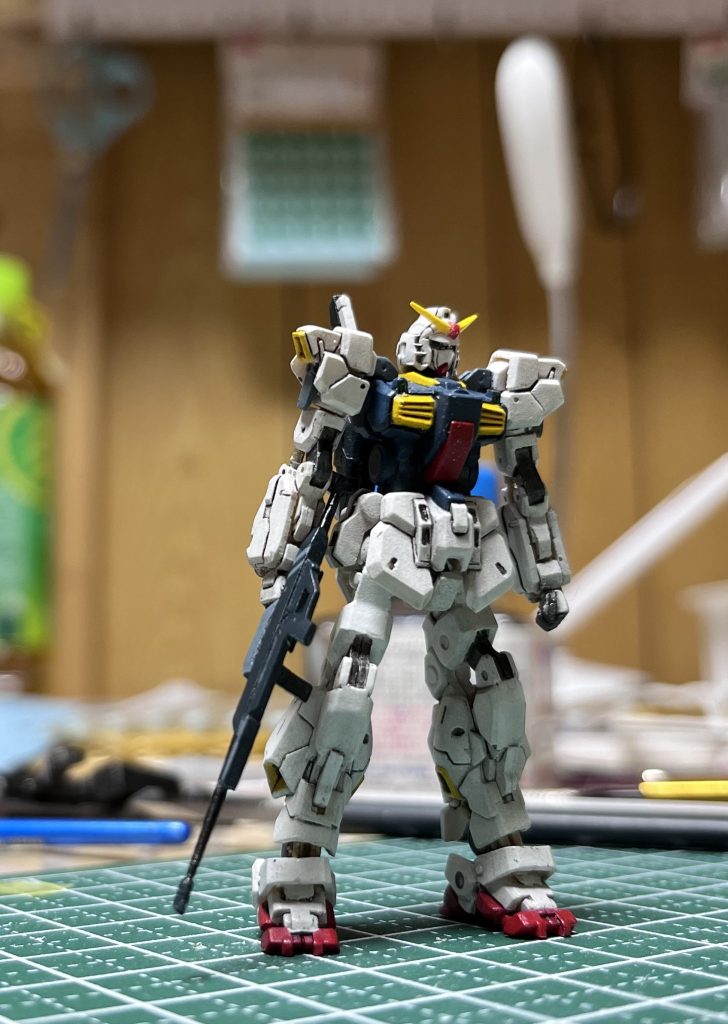 今回は先に組み立ててから塗装しました。パラスアテネの時は組みながら塗装しました。どちらかと言えば、組みながらの方が塗りやすい気がしました。組んでしまうと筆が入らない所もありますね。後ハメなんてアタシにはできないし...。でも、組んでしまうと塗れない場所は、写真を撮っても見えない場所でもある気がします。みなさんは、どうされているのでしょうか?