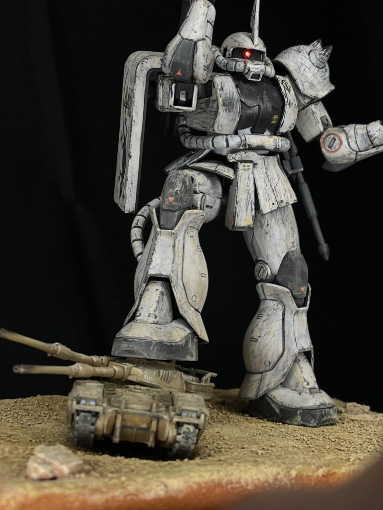 踏まれて左半分が埋まって動けない戦車砲台も傾く様に加工してあります