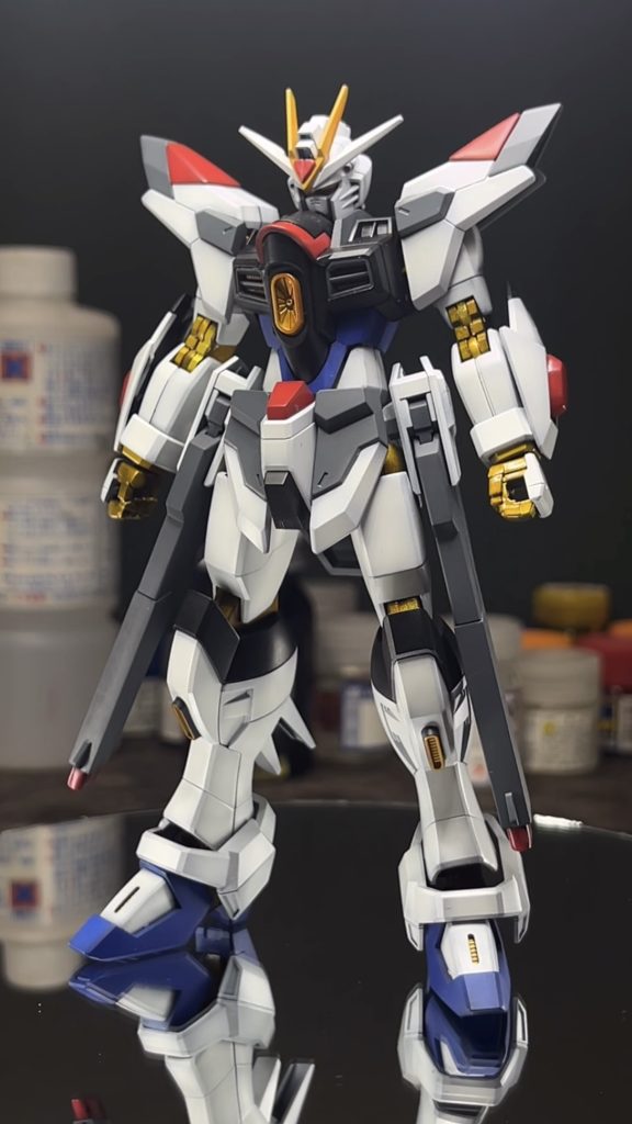 ストライクフリーダム素体から。ゲート処理、パーティングライン処理、アンテナシャープ化、ダレたモールドの掘り直しの基本工作と、脹脛を少し細くしています。肩アーマーとフロントアーマーの配色を少し変更して、グッと引き締まる様なカラーリングにしました。そのためグレーは濃い目の【エクストラダークシーグレー】を使用。ホワイト、ブルー、レッドは黒立ち上げの要領で塗装しました。黒を多く残すのは好みではないので、縁にうっすら残る程度にしています。