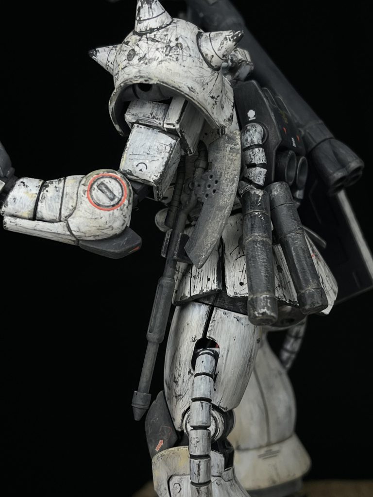 予備弾倉はプラ棒を削り出して作りました🙂