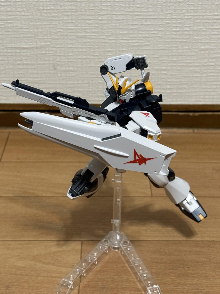 当日は工具のレンタルも用意してあるとの事でしたが、やはり自分の使い慣れてる工具を使った方が勝手が良いと思い、私は自前の工具を持参しましたでもEGなので切り取りずらいパーツ以外は手で切っちゃったんだけどね…笑(工具を持ってきた意味とは)EGのνガンダムは買ったこともなければ組んだこともなかったので、検定中少し不安でしたが、組み上げ自体は開始から35分を少し過ぎたくらいで出来たと思いますそこから手元の審査項目を確認しながら、ヤスリがけしたり、隙間がないから確認したりなどしてたらあっという間に45分前になってました…体感的にはもう少し時間が欲しかったかなという印象をもちつつ、45分前のお知らせがスタッフからきたので、そこでまもなく終了といった感じで制作物を提出しました組み上げ自体は35,6分で出来ましたが、やはり審査されるところが明確化されてあることもあり、完成度をその通りに高めないといけない工程というものができてしまいます本来ならそこに時間をかけたかったところでしたが制限時間内に且つ完成度を高めた上で提出出来たことを誇らしく思いながら全員の審査が終わるまで各自休憩したりしてその結果を待ちました私はその時ガンダムベース内をうろちょろして何買って帰ろうか考えてしまたね(*´∀`*)