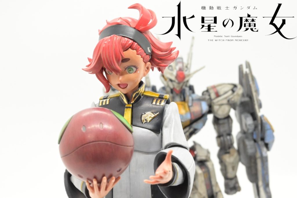 スレッタはやっぱり笑顔が似合いますよね!ハロはトマトを意識したのですが、ボーリングの玉のようになってしまいましたw