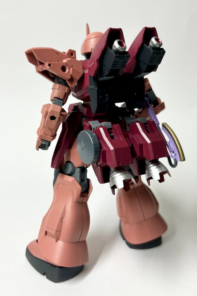 全身&背面　言わずと知れたシャアカラー。今回は関節、バーニア含めて全塗装。久々に頑張りました。ジオン系を自称しながら、構成部品の6割が30MMパーツを無改造で使用しているのはナイショ。以下、アピールショットです。