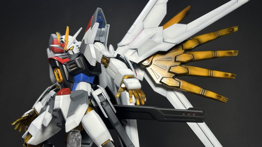 ゴールド部分は、黒サフ→シルバーリーフ→クリアイエロー+クリアレッド。本体カラーに負けないどっしりとしたゴールドにしています。