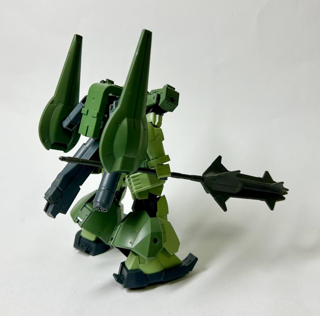 正面&背面最近、ザクⅡ F2型のキットがもう1機手に入ったので、レヴェル フォートレスの同型機を作ってみました。同型機→ https://gumpla.jp/?p=2104582改修前のレヴェル アサルトから大きく趣向を変えて、メイス一本近接戦闘特化の機体に改造しています。以下、アピールショットです。