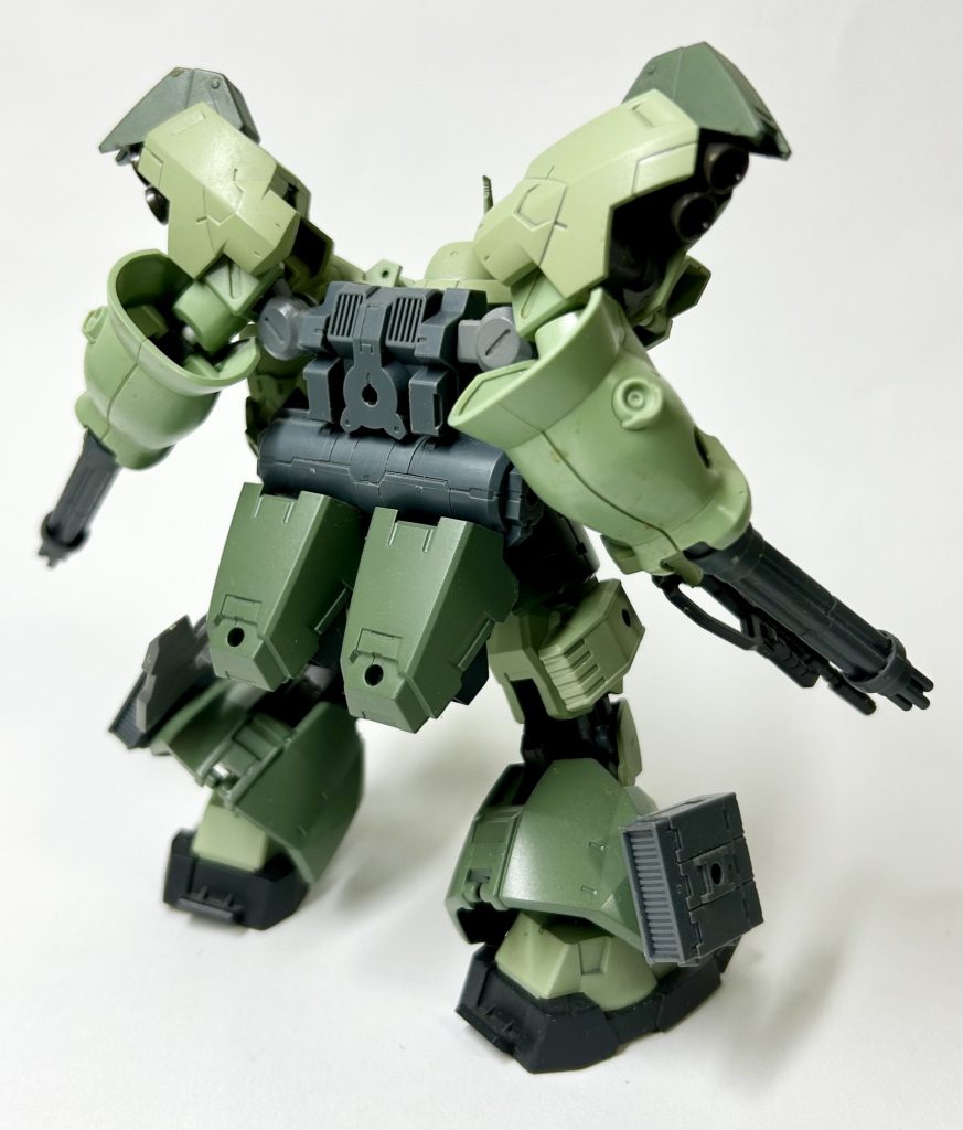 正面&背面主な改修点は、メイン武器がザクマシンガンに、バックパック基部の変更、脚部関節の強化、一部カラーの変更等になります。以下、アピールショットです。