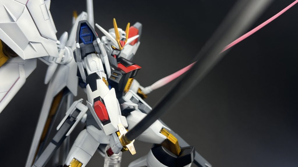 フツノミタマは刃の方にシルバーを残しています。設定上は反射すらしない真っ黒らしいですけど、プラモの時点で成形による色分けがされていてこれもう分かんねえな...。ということで塗り分けをしています。ビームサーベルはドライヤーで温めながら少し曲げて、1000番までの粗目にヤスリがけをして、根本を濃く、先端につれて薄くホワイトを塗装しました。