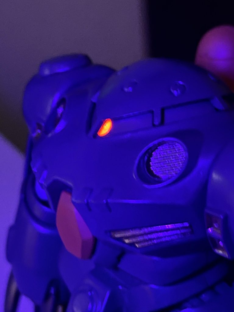 珍しくモノアイがクリアパーツで元々ブラックライトに反応してましたが念のため蛍光塗料を塗りました。