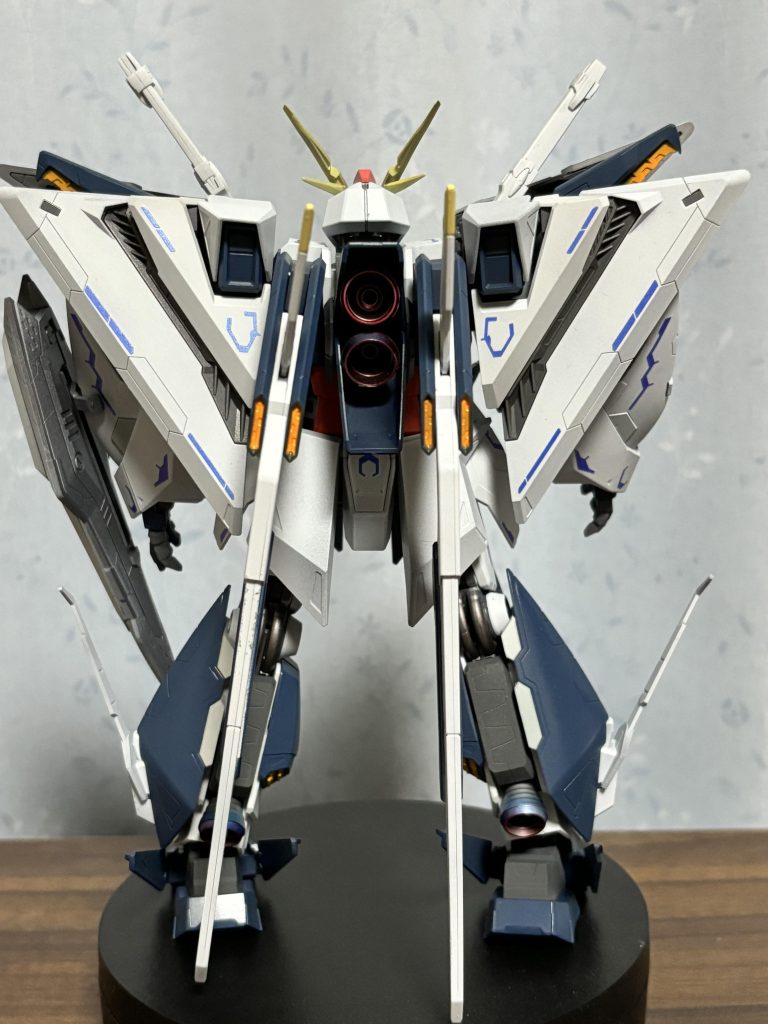 後ろは少し手抜きでデカール少なめwビームライフルとライフル用のハンドパーツは塗装忘れww