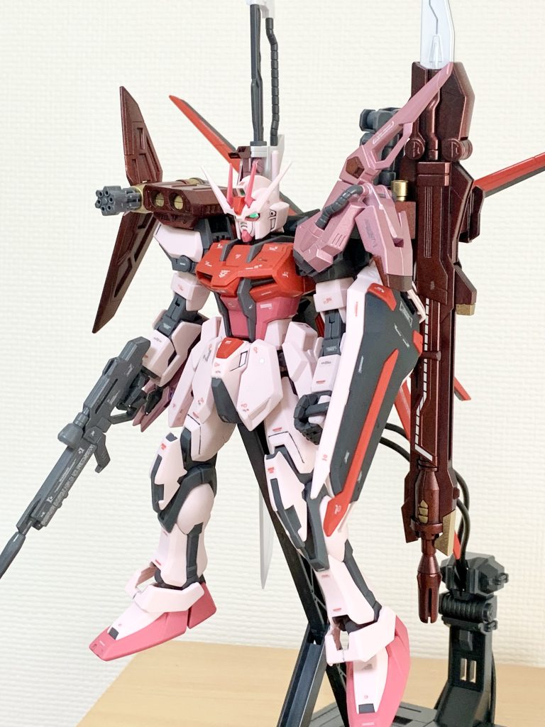 ランチャー部は、艶消し黒→メタリックレッドを軽めに吹付け。ソード部はシルバー下地の上からのメタリックピンクとなります。ボディ部は整形色に艶消し塗装のみです。