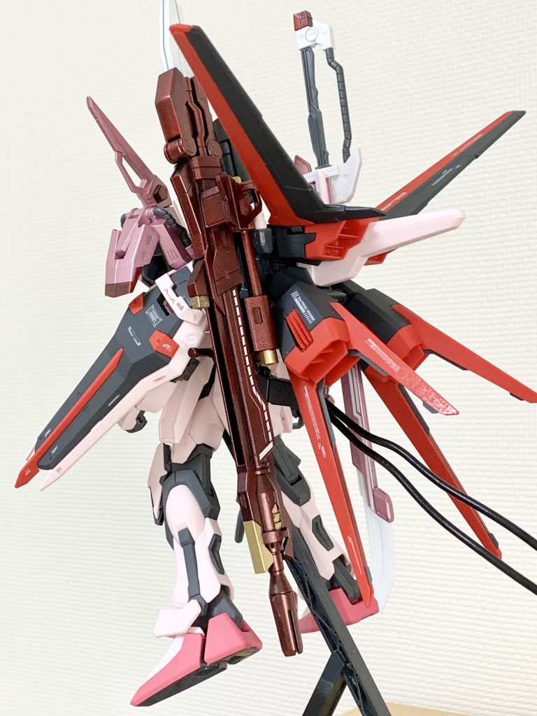MG2.0であればパーフェクトストライクが簡単にできたんですが、こちら旧MGのためバックパックについてはエポキシパテを使用して無理やり固定してます。