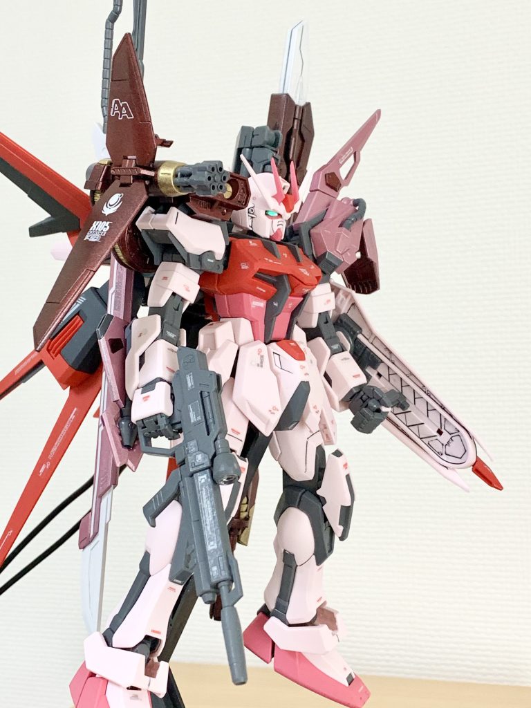 たまたま光が反射して目が光っているように見えます。