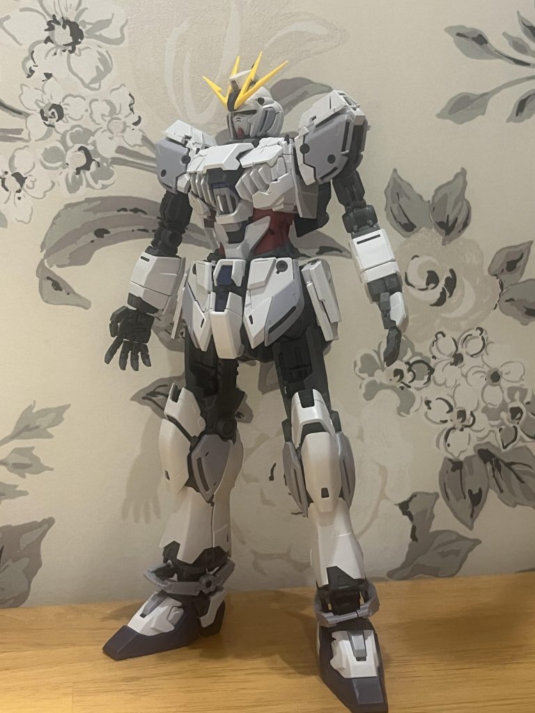 元のMGナラティブガンダムνやユニコーン同様、うすらデカイ。