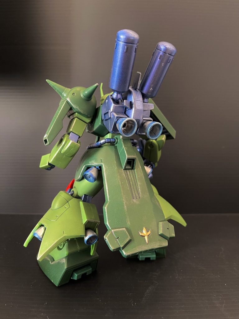 背面です。マッシブですね〜！ジオンのマークの塗装に苦戦しました...笑