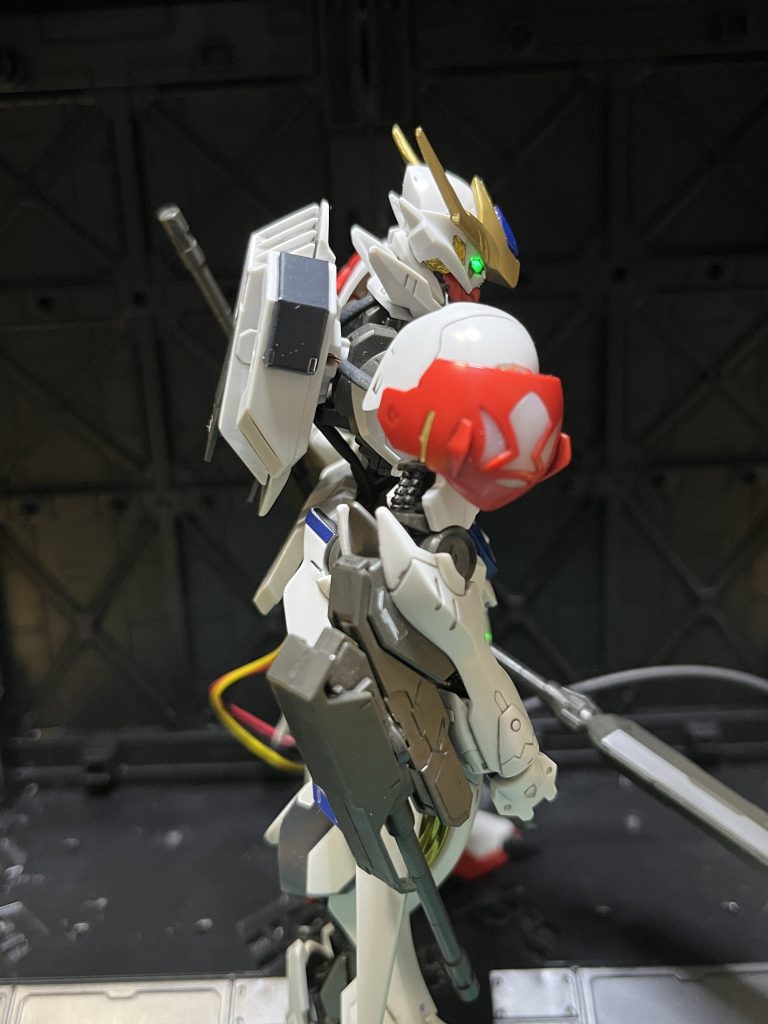 鉄血系のモデルははじめて電飾しました。フレーム剥き出しで配線を隠せないため、熱収縮チューブを使って電線を隠してます。電線のほとんどはバックパックに収納してます。