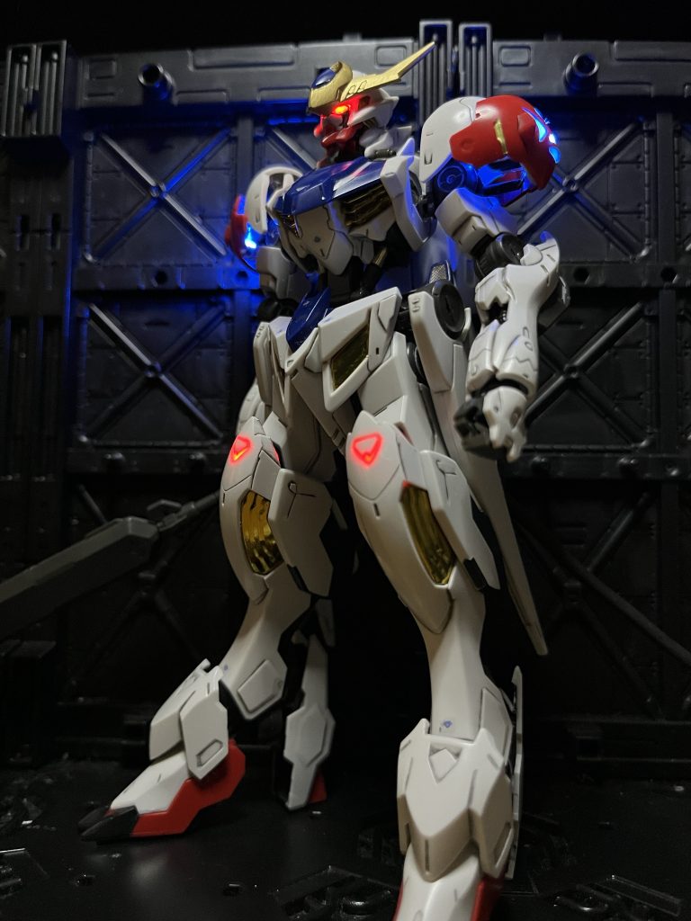 肩が青く光ります。