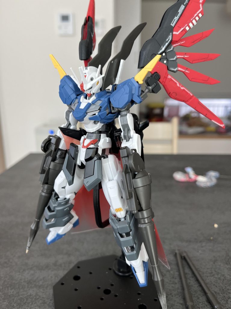 ギャンに使おうと保管していたランスライフルを引っ張りだしてきました！このあとRGディスティニーのつや消しトップコートを剥がすためにうすめ液にドボンしました。結果、フレームがABSだったみたいでボロボロに、、、積んでいたディスティニーインパルスから翼だけ拝借しました