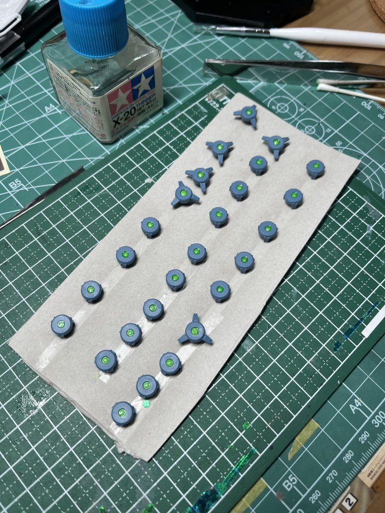 ガンビットのセンサーは筆塗でにてラッカー塗料のブライトアイアンを下地にエナメル塗料の蛍光グリーン（少量ブルー調色）を厚塗りしています。厚塗りしたことでレジンで覆ったような塗面になり気に入ってます！ビコーンの写真撮ってませんが、全部ブラックライトで光ります