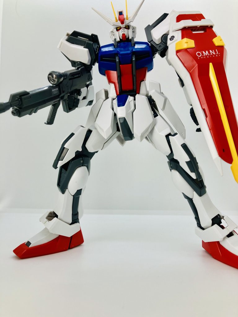 この頃のMGの特徴ですが、マニピュレーターが親指・人差し指・中指〜小指と3点で可動するのです。表情付けは良いのですが、緩くなっていて、ビームライフル持たせるのでやっとでした…ここまでご覧いただきありがとうございましたやっと猛暑が落ち着いたので、ベランダ缶スプレー派の自分には優しい季節ですねでは、また次の機体でお会いしましょう