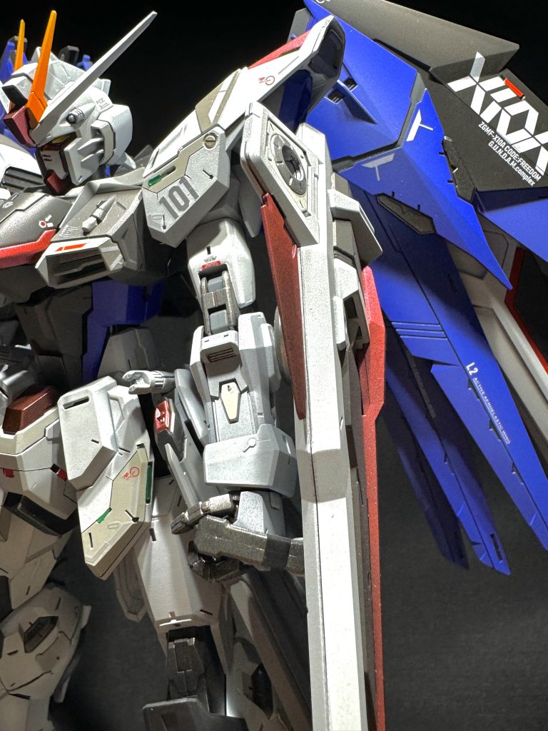 デカールは既存の物を、説明書と同じ量を貼っています。