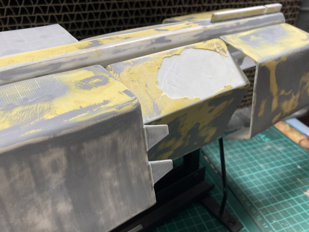 本当に色々ありました…外装の作りをパテに頼ったことで重なりヘタりやすく。それどころか外壁が剥がれるというスーバーカスタムザクF2000のような事故が起きたり、経年劣化によりフレームが重さに耐えられなくなったりして真っ二つになったり。心も折れそうになりました…