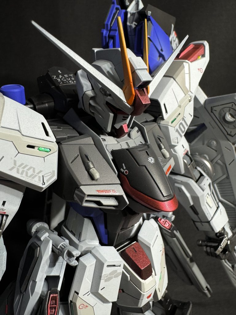 比較的カラーリングは原作に合わせて、ディテールを入れてるところを塗り分けしたりしています。レッドパーツのみメタリックカラーにしてみました。