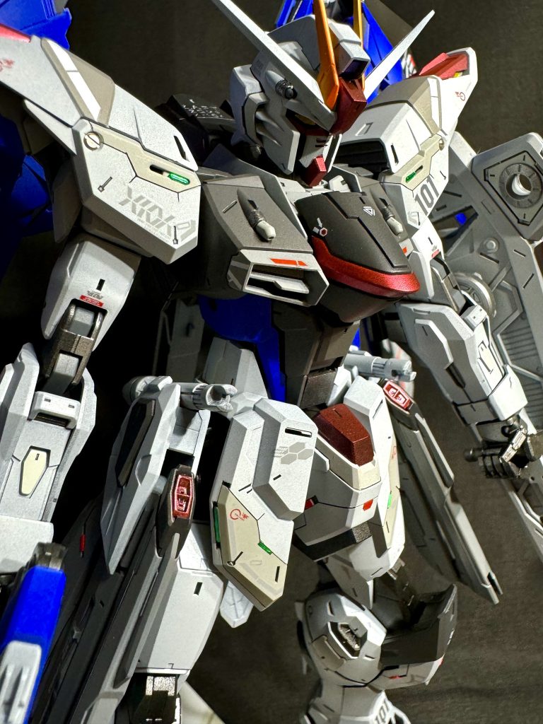 グレーカラーは、マーズライトグレーやニュートラルグレーIとIIなど何色も使って塗り分けてみました。肩パーツ、スカート、脚など数箇所にスジボリしました。