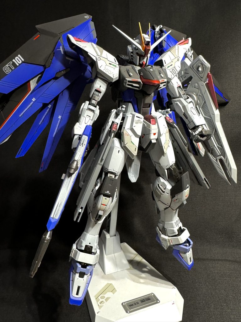 全体像。青パーツは、ガイアカラーのコバルトバイオレットを特に調色などせず使っています。ウイング部のレッドパーツやディテールが寂しいところはマスキングで塗り分けたりしています。