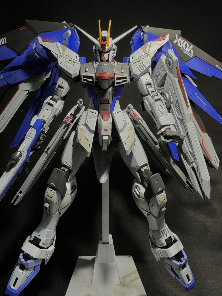 正面図。フリーダムガンダムは脚が小さいので、アンクルガードを大きくして脚を大きく見せる努力をしました。純正のアンクルより少し大きくなっていると思います。