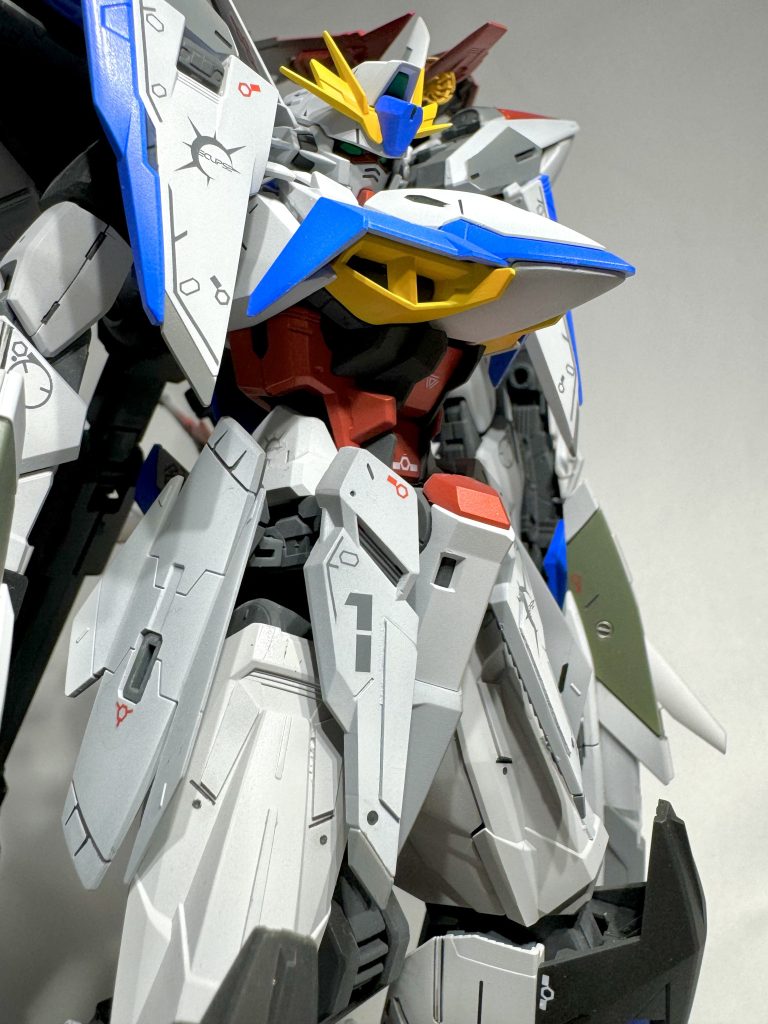 エクリプスガンダムは各パーツに0.3ミリプラ板を貼って少し立体感をディテールに追加しました。