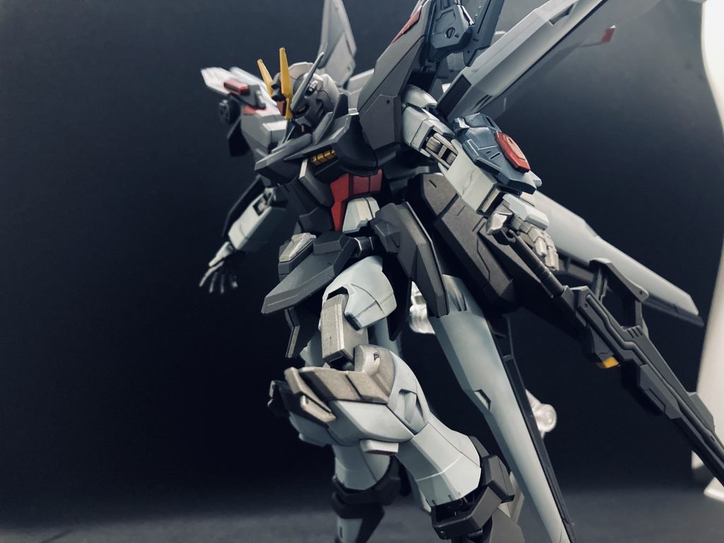 個人的に腰のサイドアーマーの可動範囲の少なさで足の表情付けが苦手なキットだと思ったので、余剰パーツで入ってた本家ストフリの腰パーツとレールガン基部を使用して開脚範囲広げてます