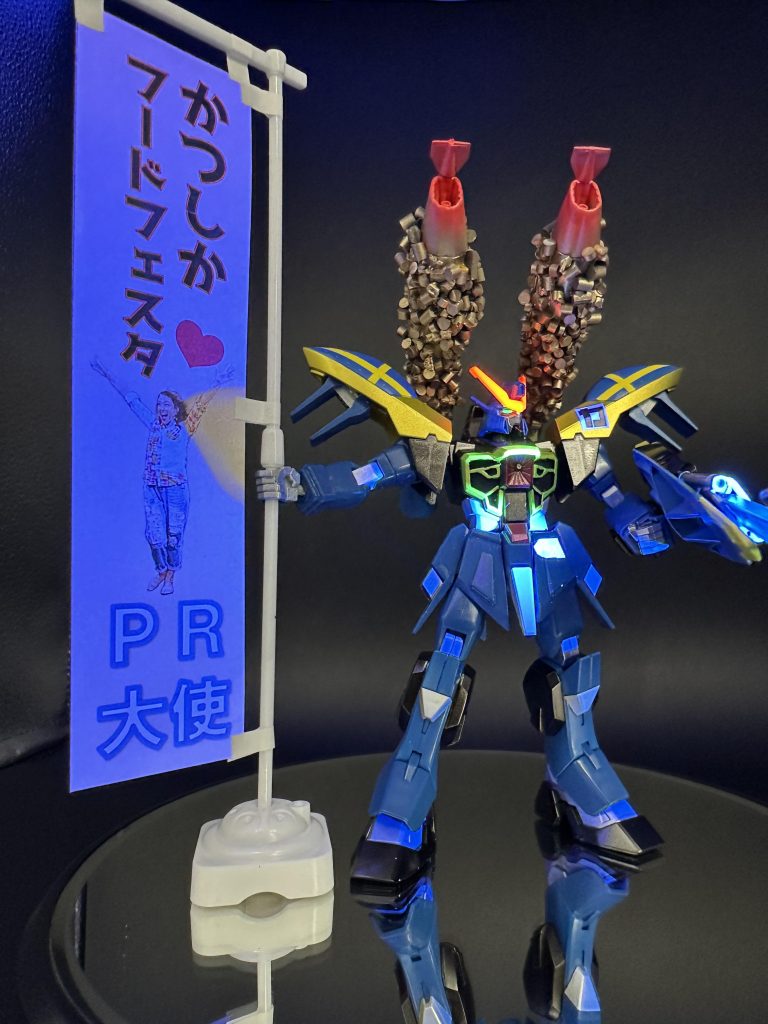 ブラックライトを当てると目も光ります。