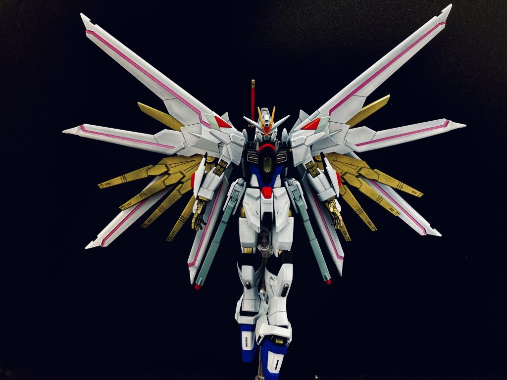 プラウドディフェンダーのピンクラインはシール使おうかとも考えてたんですが、今回は塗装で表現してみました。ホワイトシルバー→蛍光ピンク＋クリアーで塗装してますのでUVライトで発光します！関節ゴールドもウルトラゴールド→蛍光イエロー＋クリアなので同様です