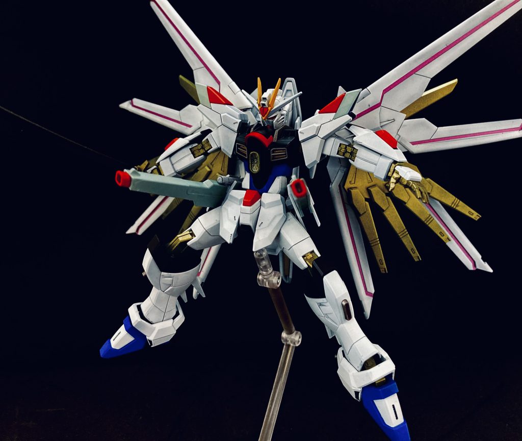 発売日に即買って素組で遊んでたんですが、可動範囲の素晴らしさとポージングがしっかり決まるところが気に入りましたので、改めて買い直して今回全塗装致しました！  