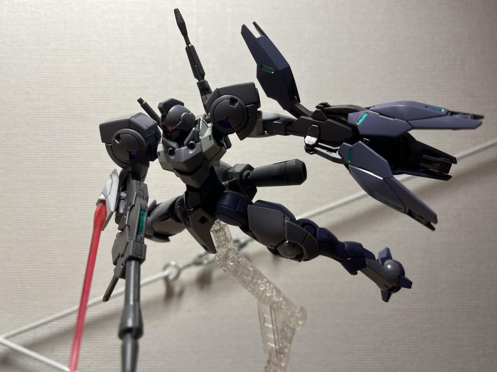 右腕にサーベルユニットあるのに、背中にもサーベル装備する意味は実戦的にはないかなぁ、なんて思ってたのですが…