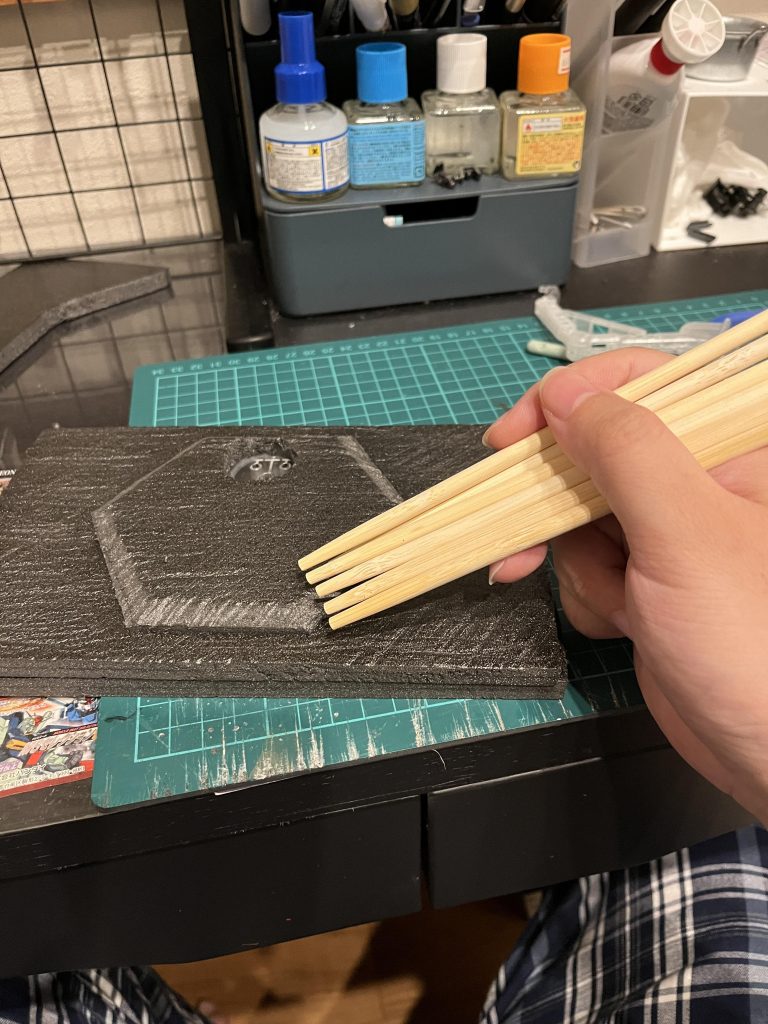 岩場の土台を粘土がくっつき安いように表面を凸凹にしているところ。ドアン機もプレバンで注文してしまった。