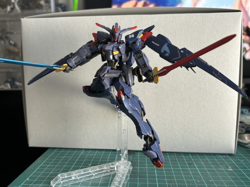 今回筆塗り箇所が初めムラなど気になってたんですが、デカール貼って艶消しトップコートかけたら、わりと気にならなくなりました。