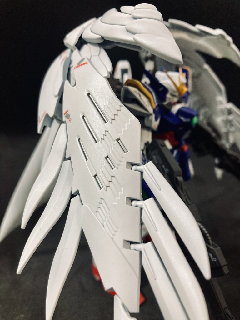 ウイングバインダーは艶消しホワイトパールで仕上げて、ホワイト装甲と差別化してます