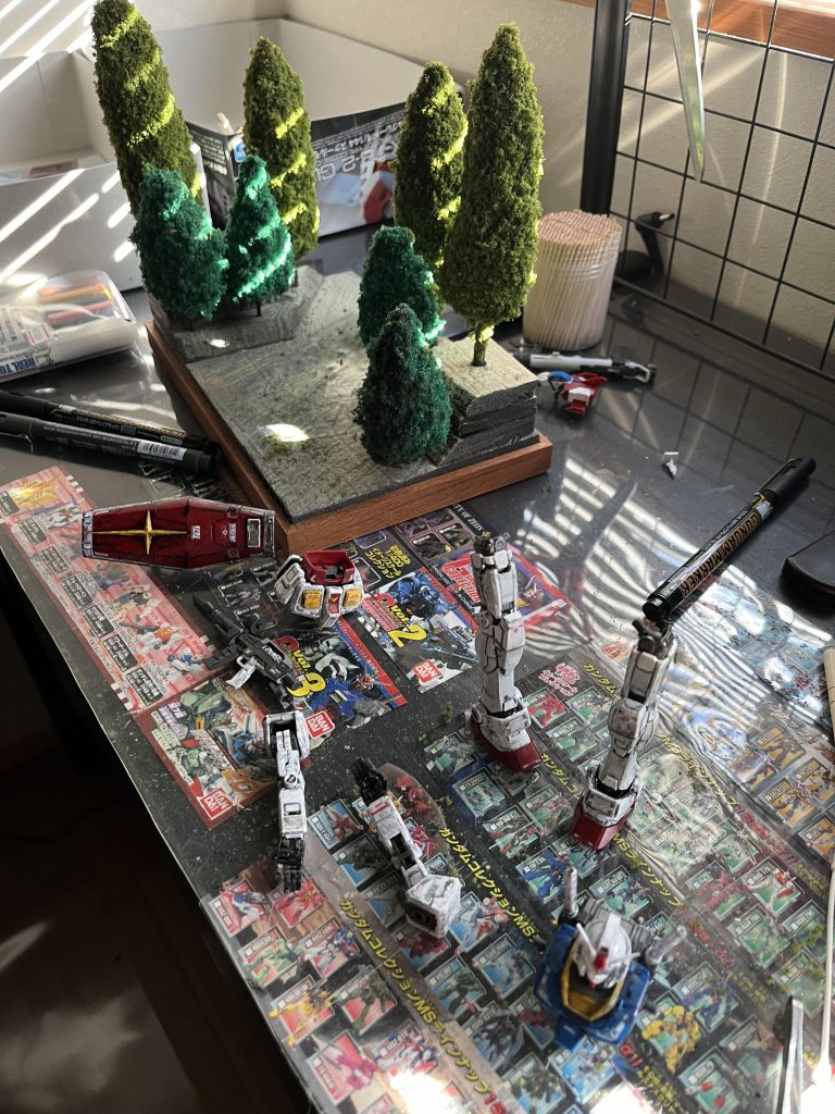 汚しました。今回のジオラマは森。ある日、森の中シャアさんに出会った〜