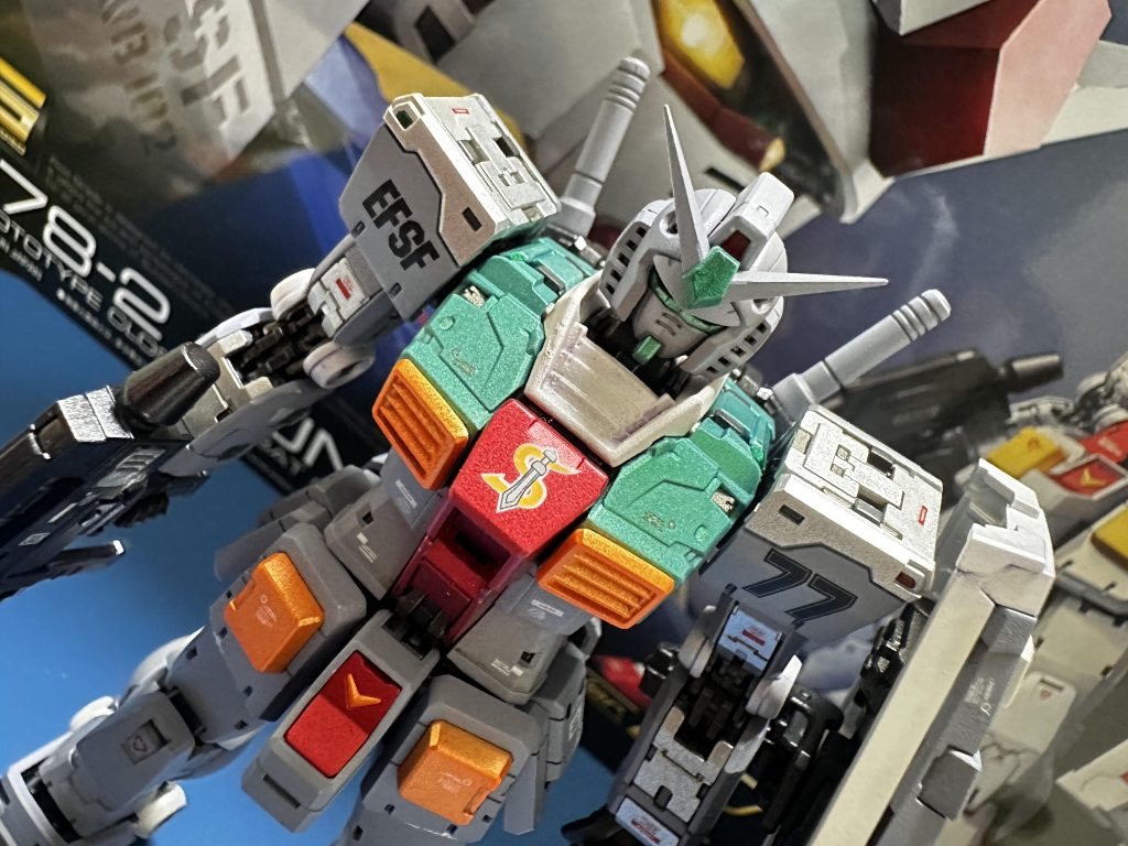 外装は、エメラルドグリーンマイカ以外はガイアカラーで塗ってます。細かい所はガンダムマーカーも使ってます。外装は、ジョイントグレー+パールシルバー、パールシルバー、プライマリメタリックレッド等。フレーム、武器類は、主にボーンペイントです。シャインシルバー、シャインブラック、スモークシルバー。